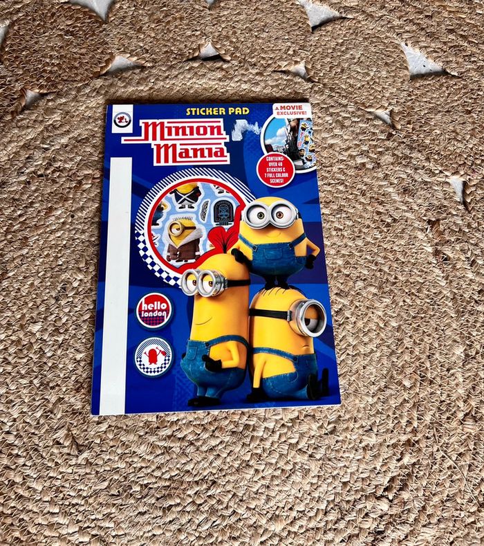 Livre créer 7 scènes avec Stickers repositionnable Les Minions Mania