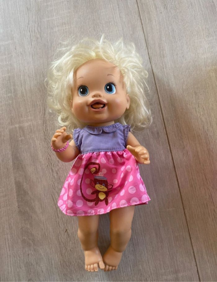 Poupée 37 cm qui fait pipi quand elle boit