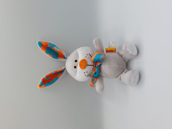 Peluche doudou lapin gris blanc orange bleu FIZZY 21 cm nœud TBE TRACES OREILLE