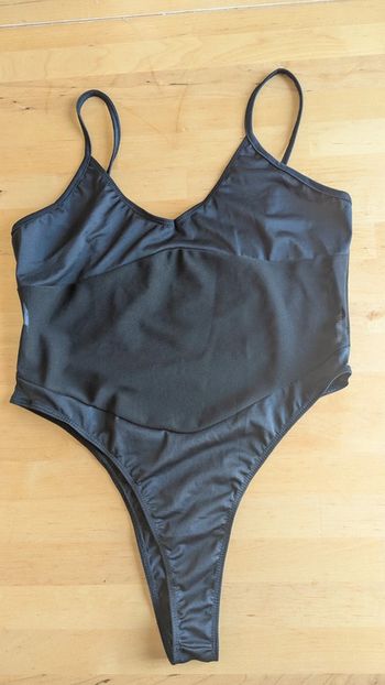 Maillot noir une pièce taille transparente