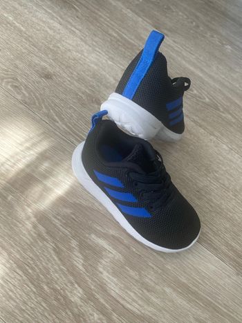 Basket adidas taille 22 neuve