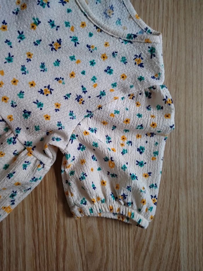 Robe beige a fleurs et son chouchou. Kiabi .
Taille 4 ans - photo numéro 6