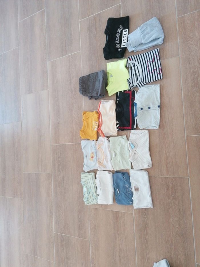 Lot 17 vêtements  bébé de 0 à 3 mois