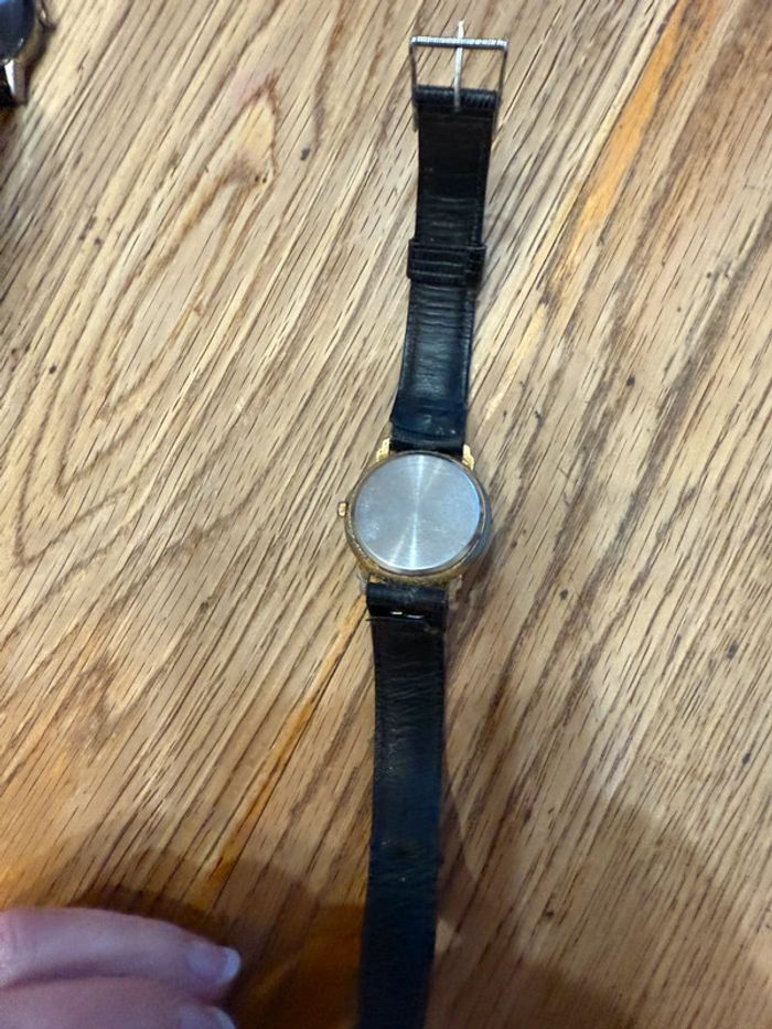 Deux montres fond noir - photo numéro 5