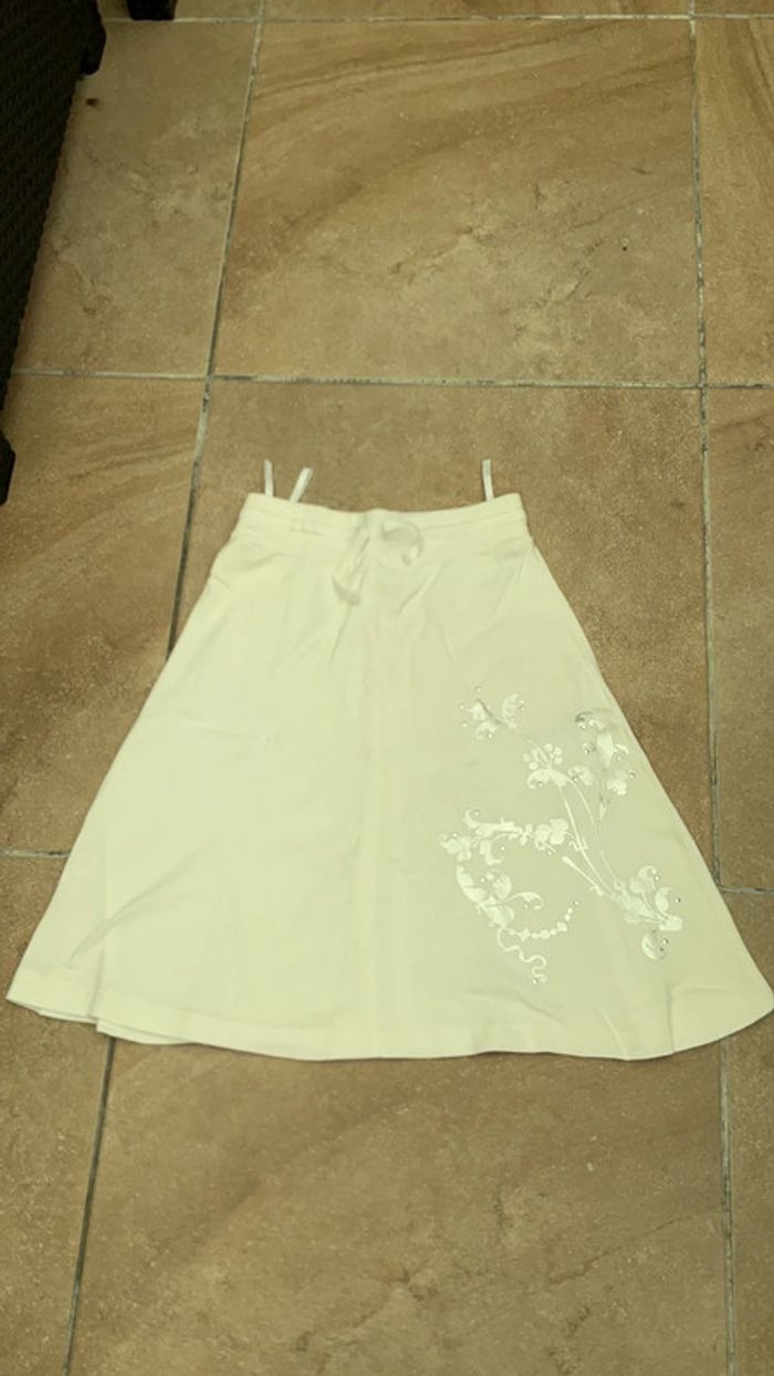 Jupe blanche fleur argentée + perles 10 ans neuve (n°13)