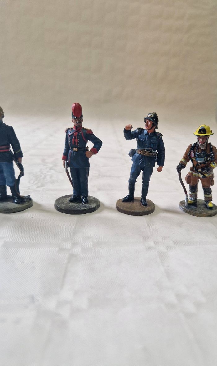 Lot de 7 figurine en plomb  , peinte à la main  , Del prado  , pompier , les héros du feu - photo numéro 6
