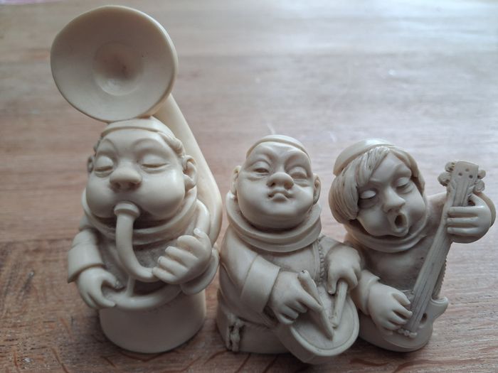 Bustes en albâtre, moines et instruments de musique - photo numéro 5