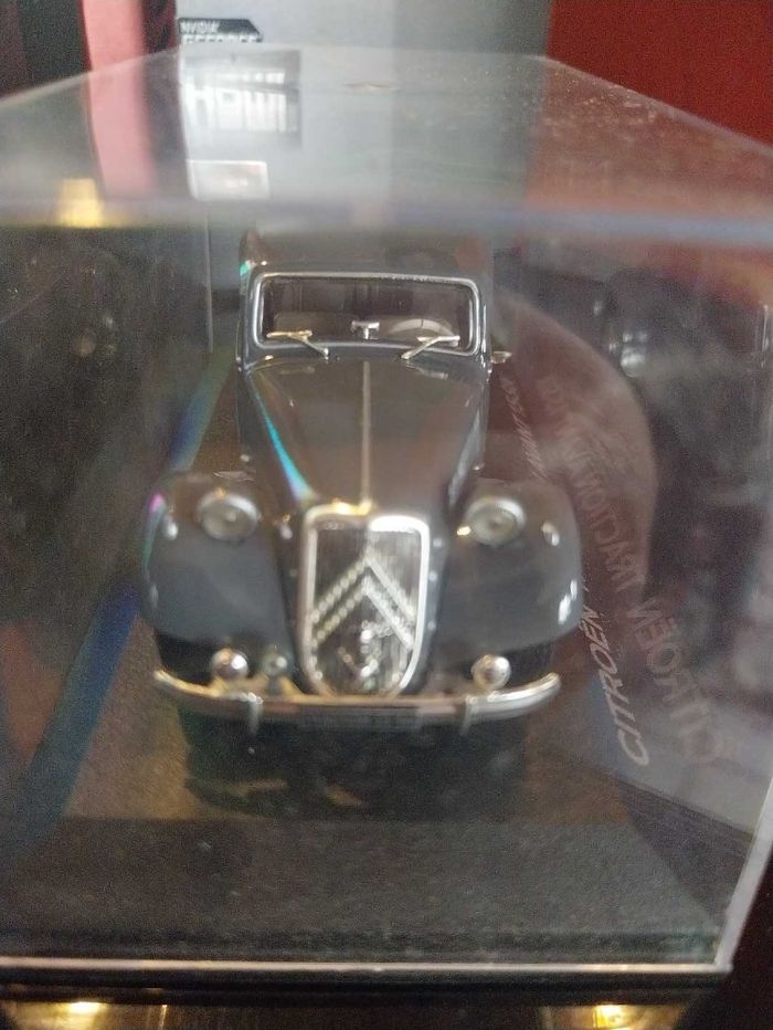 Voiture collection Citroën traction avant 15-SIX - photo numéro 2