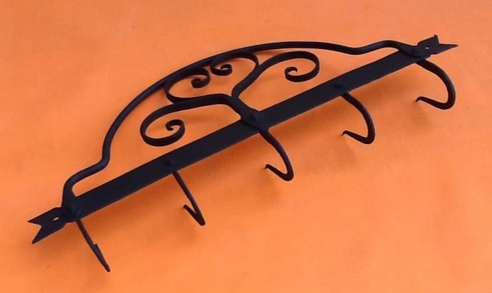 Ancien support mural à Cochonnaille Fer forgé à décor motifs de volutes - photo numéro 5