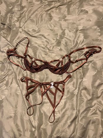 sexy satinée – Style harnais – Couleur chocolat/cuivré