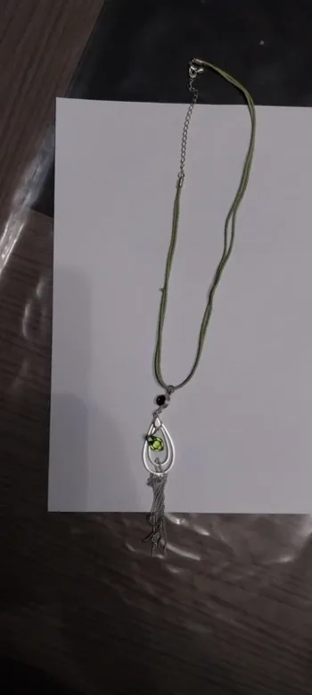 Collier fantaisie argenté et vert. Neuf