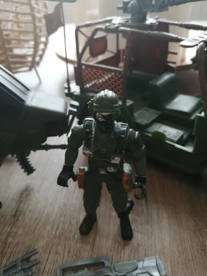 Coffret militaire avec véhicules et casque - photo numéro 7