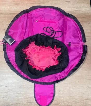 Grande et petite trousse de toilette Parsa beauty et Avon