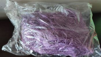 paille decoration pour nid d'oiseau violette