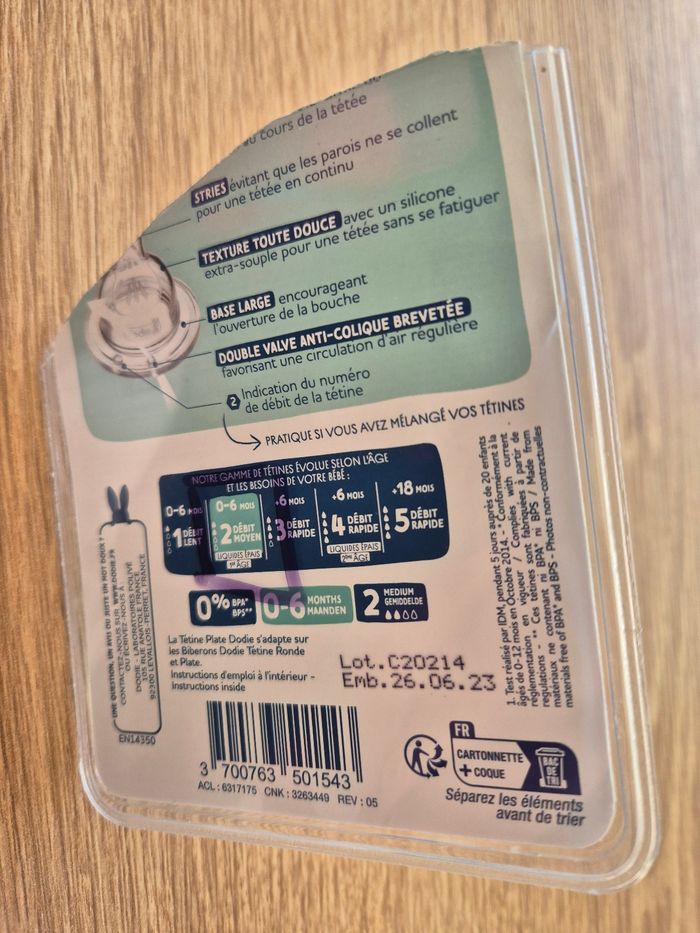 Lot biberons 150 ml + tétines + attache tétine + bavoir + biberons médicament - photo numéro 6