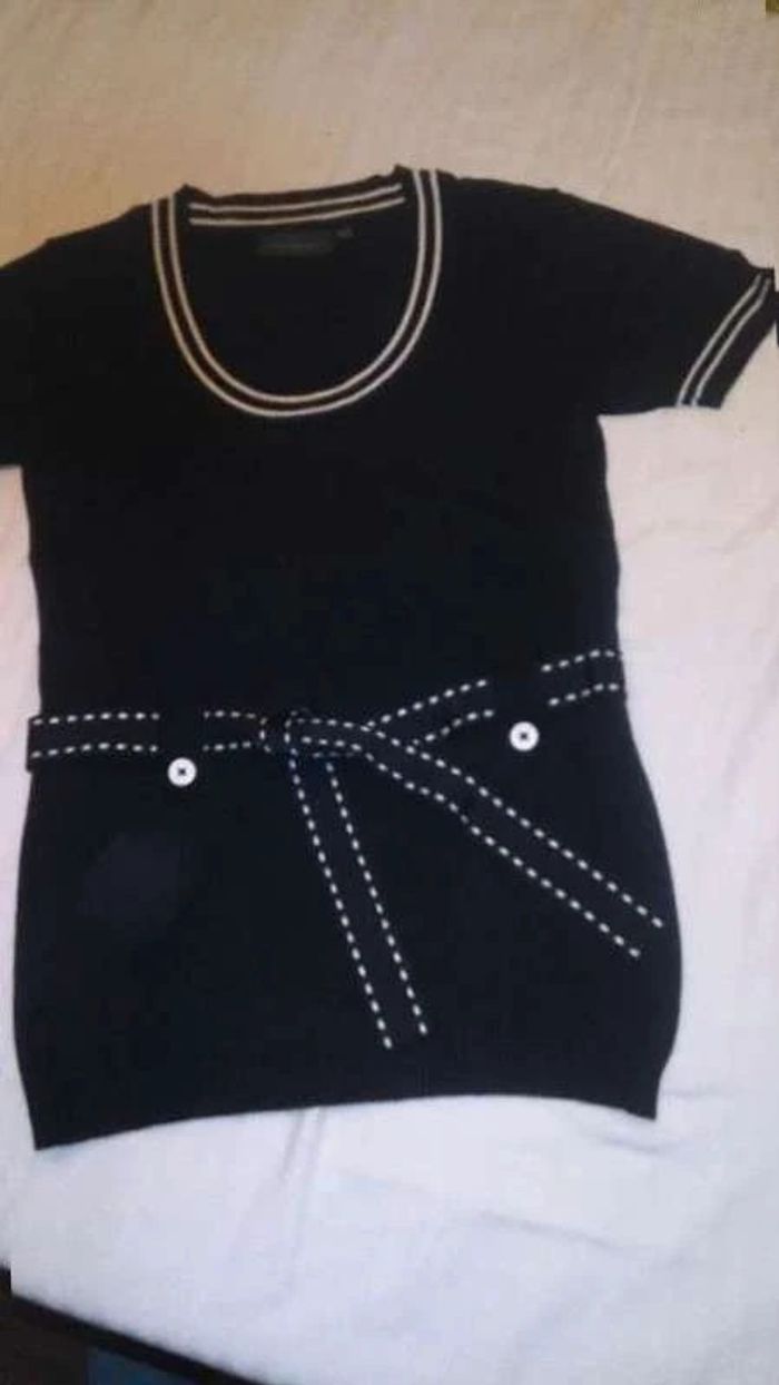 Petit  pull noir  avec  ceinture T36