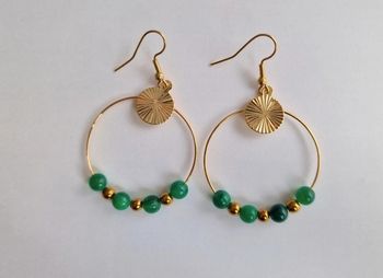 Boucle d'oreille créole avec perles vertes et dorées