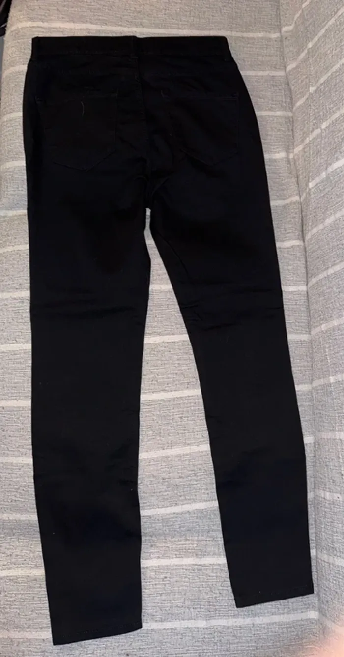 Pantalon noir skinny Marque Kiabi taille 38 - photo numéro 2