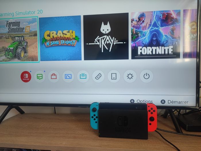 Console Nintendo Switch avec Joy-Con Bleu et Rouge Neon + 1 Jeu et accessoires - photo numéro 7