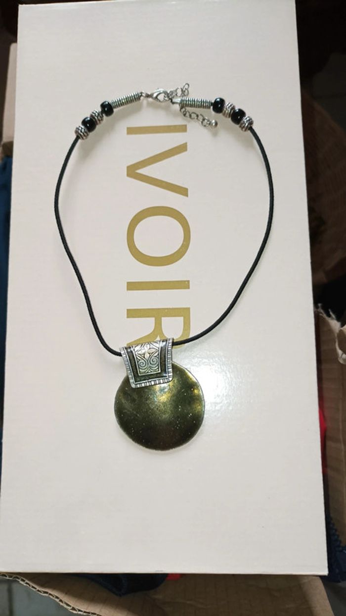 Collier médaillon brillant