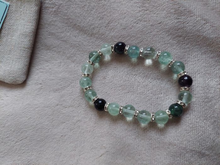 Bracelet en Fluorite naturelle avec breloques argentées - carte des propriétés -fait main - photo numéro 4