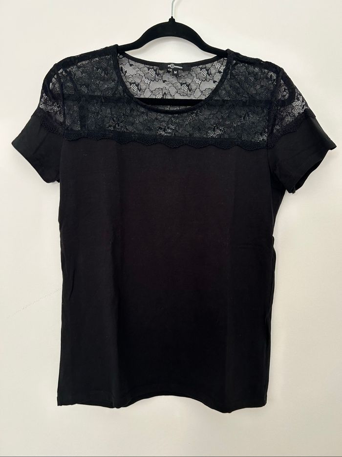 T-shirt noir manches courtes moulant dentelle sur le haut Mosquitos M