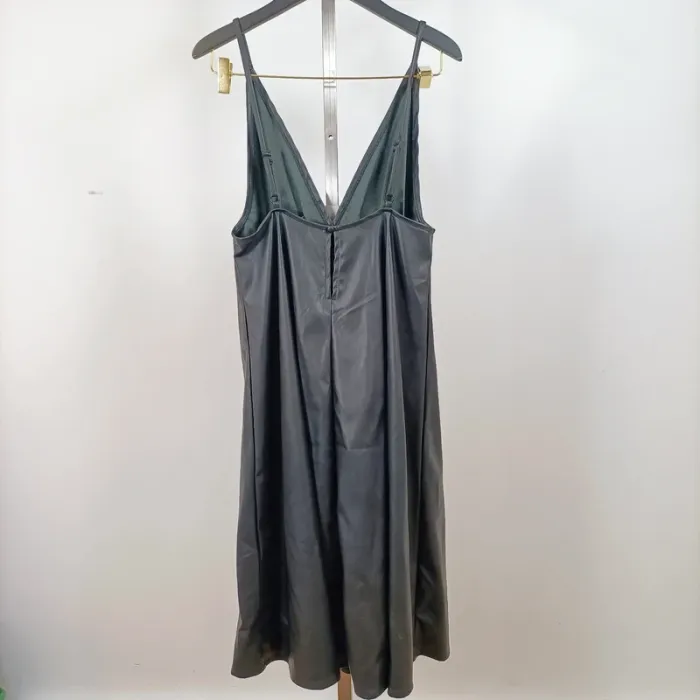 Robe NA-KD noire effet cuir décolleté plongeant V-shape, dos nu, effet cuir taille 38 A1237 - photo numéro 4