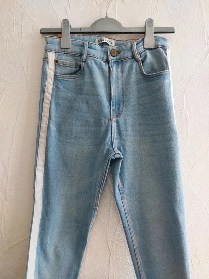 Jean bleu avec bande blanche Taille 40 - photo numéro 2