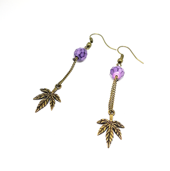 Boucles d’oreilles chaînes, feuilles et perles violet à facettes