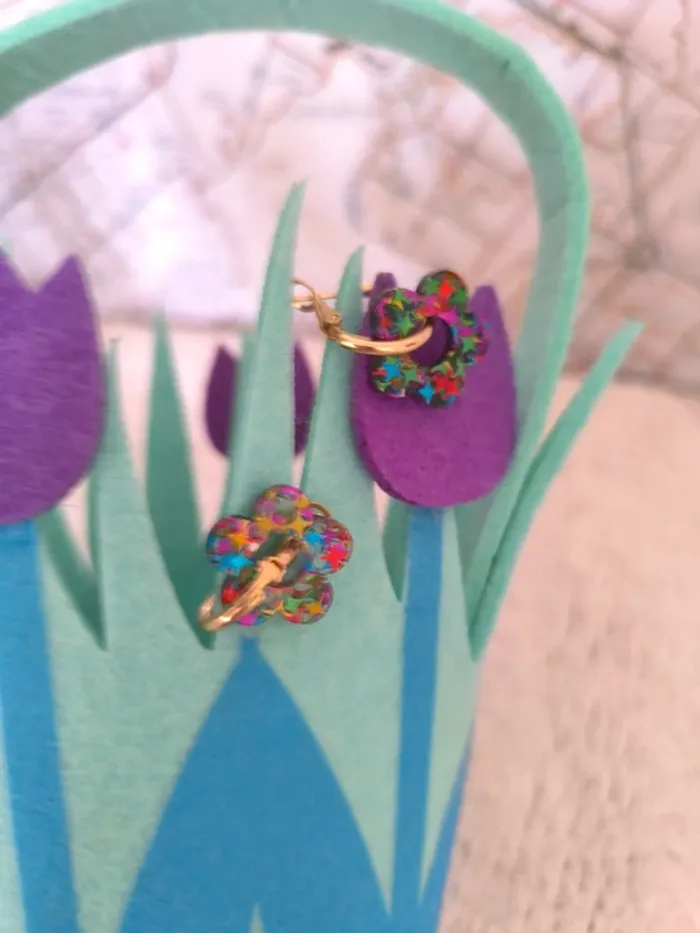 Boucles d’oreilles dorées – fleur en résine à paillettes étoilées 🌸 - photo numéro 4