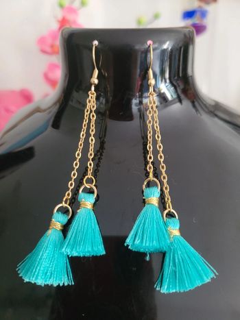 Boucles d oreilles pompoms turquoise.