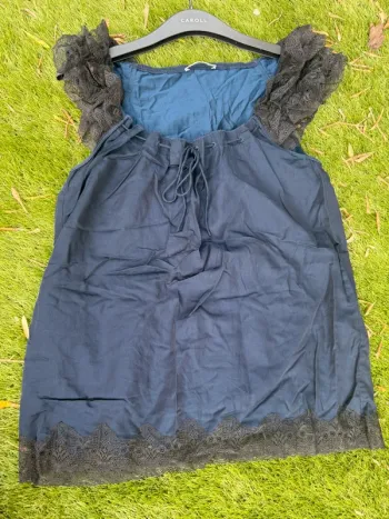 Haut chic satiné bleu nuit et dentelle noire Chattawak taille S 36