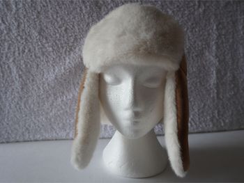Jolie bonnet avec caches oreilles style daim intérieur en matière nounours écru neuf pour Femme