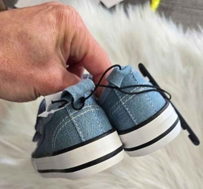 NEUVES (non portées) 💙🤩😍🥰🏷superbes baskets toiles pointure 24 mixtes - photo numéro 3