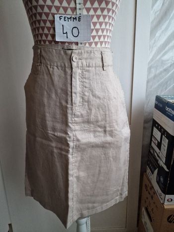 Jupe, midi, beige, en très très bon état, longueur 54cm, en ramie, marque Max =8€