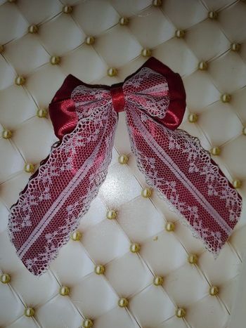 Pince à cheveux rouge dentelle blanche