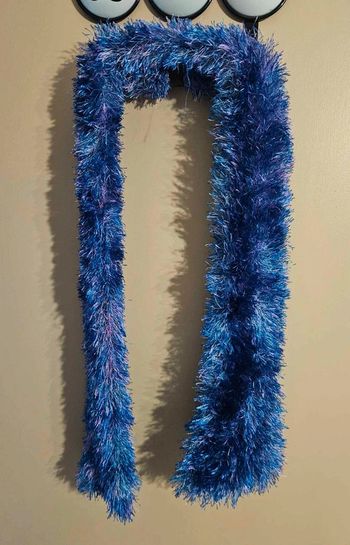 Écharpe bleue foncée fait main