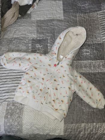 Gilet blanc motif arc en ciel