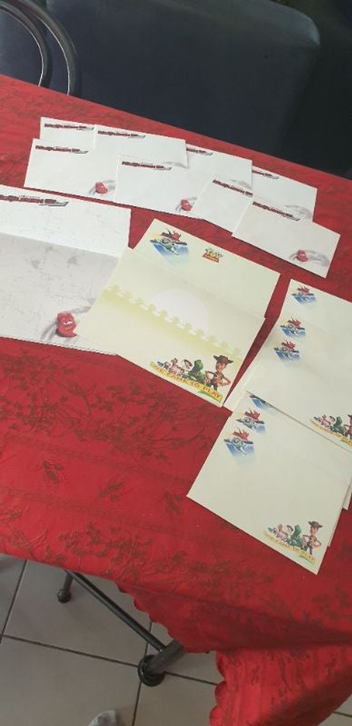 Lot de papiers à lettre et leurs enveloppes