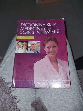 Livre dictionnaire de médecine et soins infirmiers
