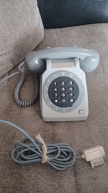 Téléphone fixe des années 60 gris marque telic bon etat