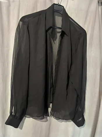 Style chemise noire transparente
