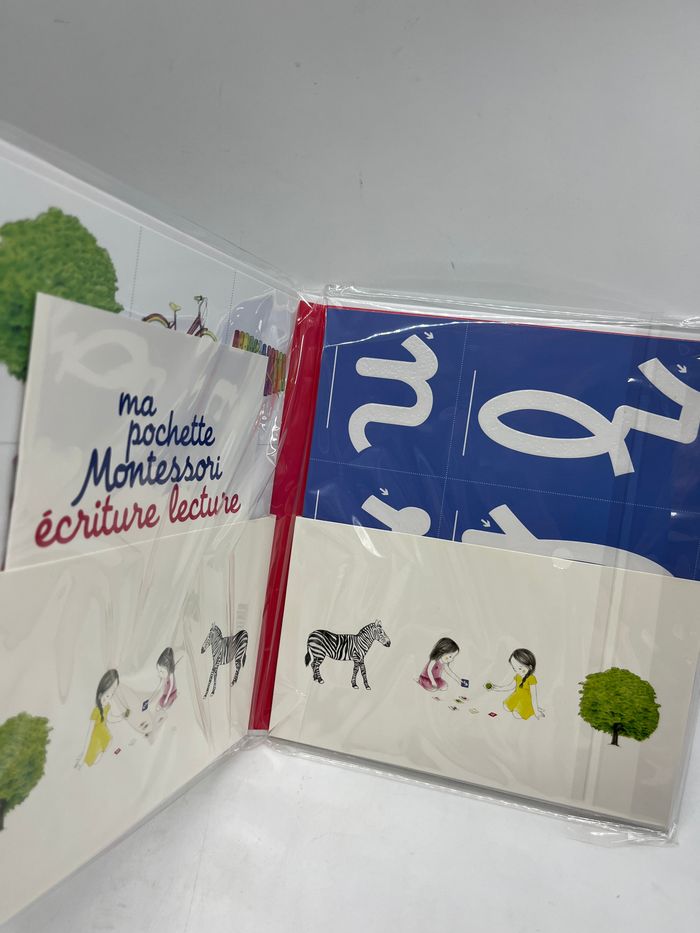 Livre Ma pochette Montessori Écriture Lecture avec 26 lettres pour reconnaître les sons Neuf - photo numéro 2