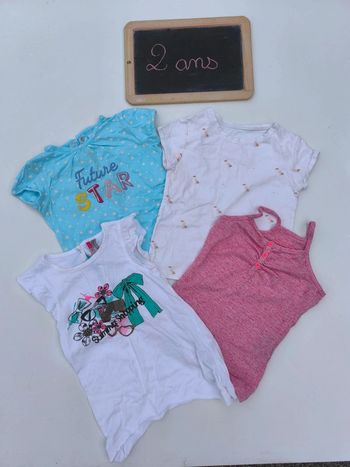 Lot de 4 t-shirts taille 2 ans en très bon état