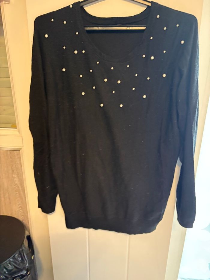 Pull noir col ras avec perles - photo numéro 4