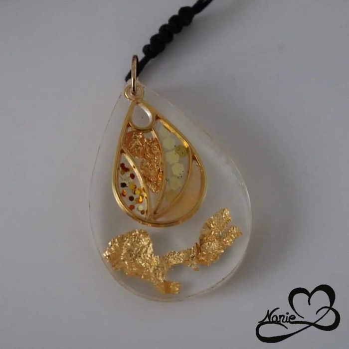 Pendentif en résine avec des feuilles d'or !! - photo numéro 2