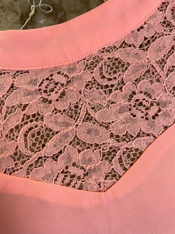 Robe neuve femme – Taille 46 – Coloris saumon avec dentelle – Élégante et raffinée - photo numéro 2