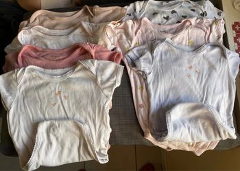 Lot 7 bodies boutchou, H&M, mots d’enfants, fille manches courtes 36m