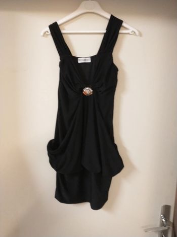 Très beau débardeur progress taille M coloris noir avec jolie broche diamantée intégré