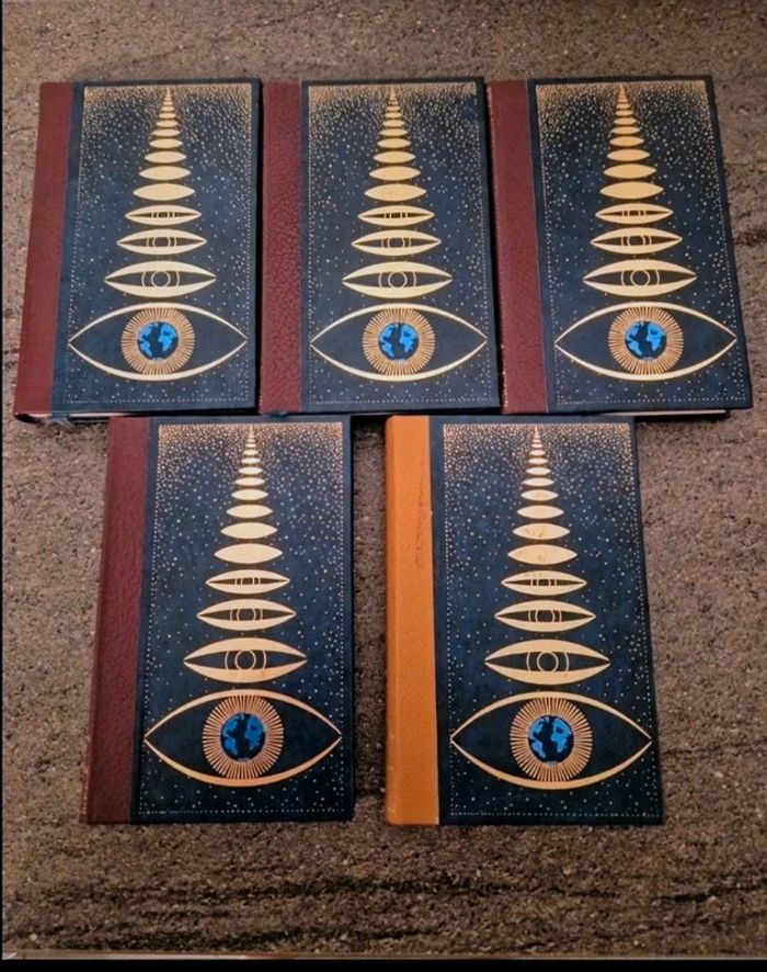 5 livres OVNI et Extra-terrestres 1977.